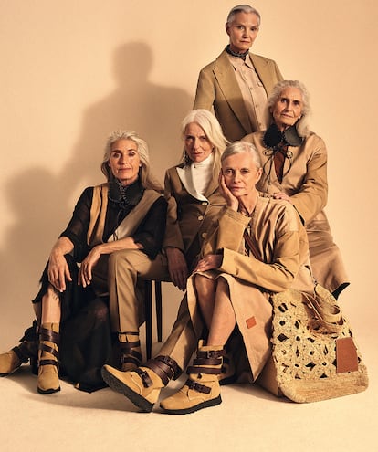 Stephanie Grainger (de pie) lleva traje de H&M STUDIO SS19, collar de conchas de LOEWE y camisa de GIVENCHY. De izda. a dcha., Merel Marije Krielaart luce ‘look’, botas y collar de piel, todo de LOEWE; Anna von Rüden, con traje y botas, todo de LOEWE, y ‘body’ de WOLFORD; Daphne Selfe, con ‘look’ y collar de piel de LOEWE y camiseta de
H&M STUDIO SS19, y Jan de Villeneuve, ‘look’, botas y bolso, todo de LOEWE.