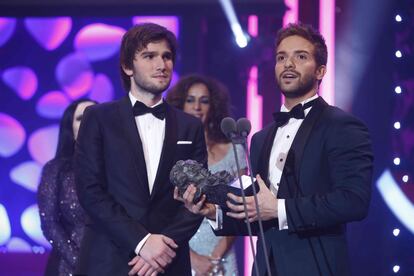 Lucas Vidal y Pablo Alborán recogen el premio a Mejor Canción Original por 'Palmeras en la nieve'.