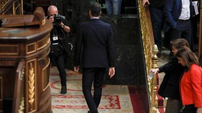 El presidente de Gobierno, Pedro Sánchez, abandona el Congreso tras el debate de las enmiendas a la totalidad del proyecto de Presupuestos.