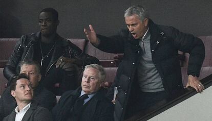 Mourinho, en el palco tras ser expulsado ante el Burnley