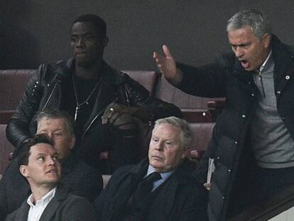 Mourinho, en el palco tras ser expulsado ante el Burnley