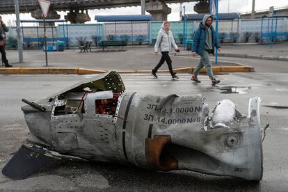 Restos de un misil caído cerca de una terminal de autobuses en Kiev, este viernes. Las tropas rusas continúan su ofensiva en varias de las principales ciudades de Ucrania como la propia Kiev, Járkov (al noreste del país) y Mariupol (sureste), tras nueve días de escalada bélica.