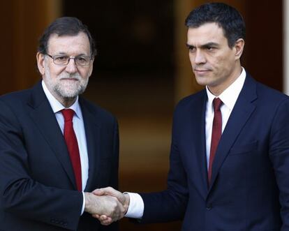 Frío saludo entre Mariano Rajoy y Pedro Sánchez antes de su reunión del 23 de diciembre en La Moncloa.