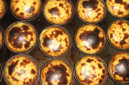 En la Antiga Confeitaria de Belém llevan desde 1837 sirviendo los famosos 'pasteis'. Su secreto: nidos dorados de hojaldre calentitos, rellenos de crema pastelera y espolvoreados con canela y azúcar glas. Dicen que cada domingo venden más de 50.000 de estos pasteles.