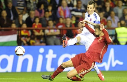 Piqué y Bensi, en una acción del partido.