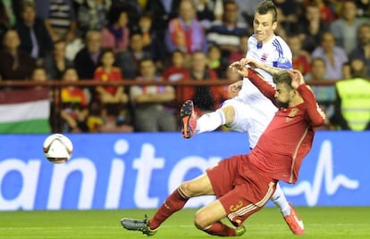 Piqu&eacute; y Bensi, en una acci&oacute;n del partido.