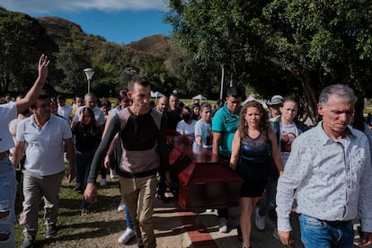 Familiares llevan el ataúd de Mildred Ortiz Pérez al lugar donde sería enterrada en el cementerio 