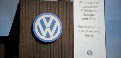Logotipo de Volkswagen en la fábrica de Volkswagen en Wolfsburgo (Alemania).