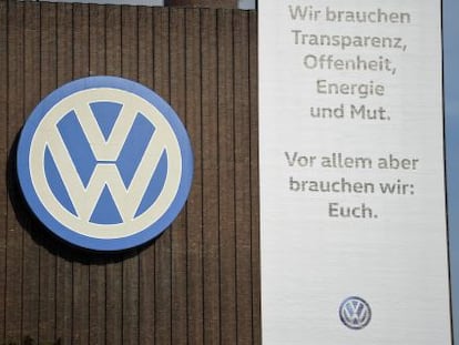 Logotipo de Volkswagen en la f&aacute;brica de Volkswagen en Wolfsburgo (Alemania).