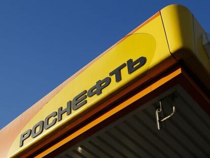 El logo de Rosneft, el mayor productor de crudo de Rusia, en una gasolinera.