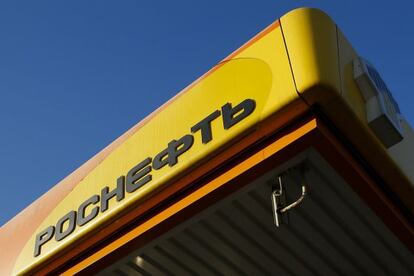 El logo de Rosneft, el mayor productor de crudo de Rusia, en una gasolinera.