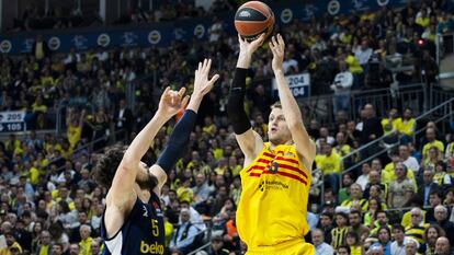 Vesely tira a canasta ante la presencia de Sanli.