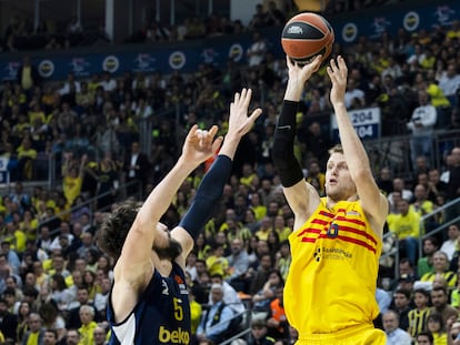 Vesely tira a canasta ante la presencia de Sanli.