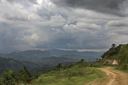 El acceso a la cadena montañosa de Itombwe se limita a la única carretera que la conecta con Bukavu. No hay muchos vehículos que se aventuren por el camino, lleno de baches.