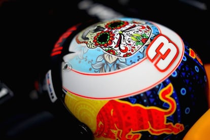 El casco de Daniel Ricciardo decorado con una calavera en honor al día de los Muertos en México.