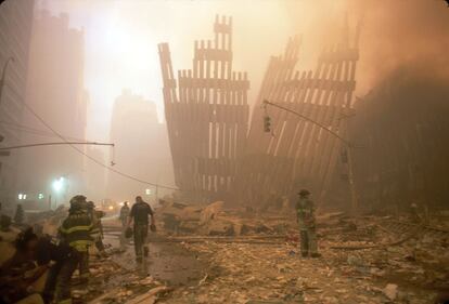 Los equipos de rescate, envueltos en una nube de polvo, trabajaban para encontrar a los supervivientes.