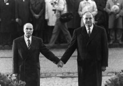 François Mitterrand e Helmut Kohl durante a cerimônia de reconciliação franco-alemã no cemitério de Douaumont, perto de Verdun, em setembro de 1984.