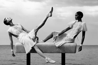 En la campaña de primavera-verano de prêt à porter de Chanel las modelos lucían unas cangrejeras de PVC que solo unas pocas se han podido probar.