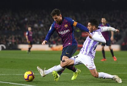 Lionel Messi pugna un balón con Anuar del Real Valladolid.