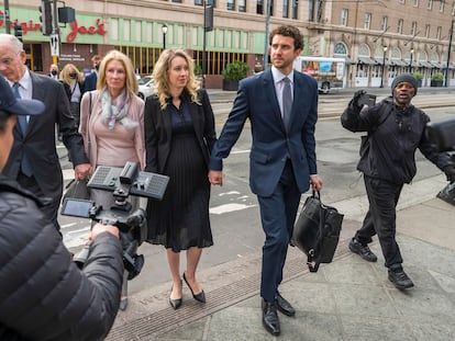 Theranos founder and CEO Elizabeth Holmes, center, walks into federal court in San Jose, Calif., Nov. 18, 2022.