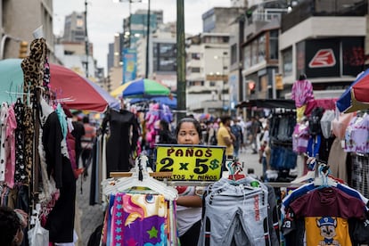 Un comercio informal con precios en dólares, en Caracas (Venezuela). El 26 de septiembre de 2024. 