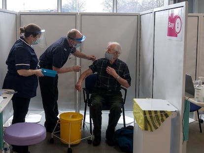 Un hombre de 67 años recibe este jueves la vacuna de AstraZeneca en una estación de bomberos de Hampshire (Reino Unido).