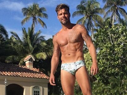 Ricky Martin mostrando su buen estado de forma mientras disfruta de unas vacaciones en su tierra, Puerto Rico.