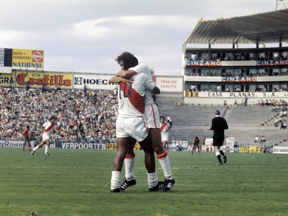 Cubillas, de espaldas con el 10, celebra un gol ante Marruecos.