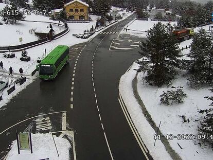 Nieve en el puerto de Cotos, la mañana de este domingo.