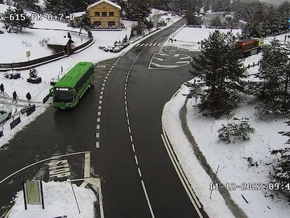 Nieve en el puerto de Cotos, la mañana de este domingo.