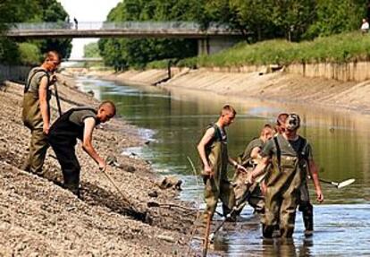 Un grupo de militares rastrea el canal Ródano-Rin en busca de las piezas sustraídas por Breitwieser.