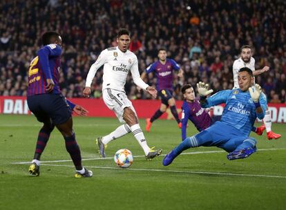 El portero titular del Real Madrid, Keylor Navas, salva un balón.