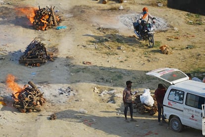 Las piras funerarias de pacientes que murieron por la covid-19 en un crematorio en Allahabad, India.