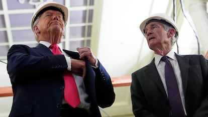 Trump se echa la mano al bolsillo para sacar el documento con los costes de la remodelación de la Fed que Powell (derecha) le corrigió el jueves pasado en la sede de la Fed.