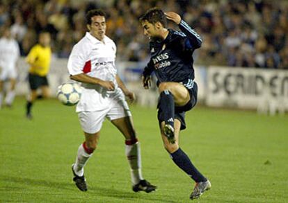 Raúl intenta controlar la pelota ante un jugador del San Sebastián de los Reyes.