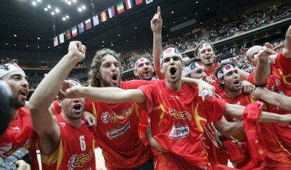 Los jugadores espa&ntilde;oles celebran el t&iacute;tulo en el Mundial 2006.