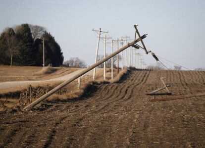 Un poste de la luz cayendo en Estados Unidos