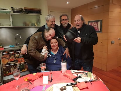 La periodista Rosana Torres con los miembros de la compañía La Zaranda, en 2019, en Barcelona.