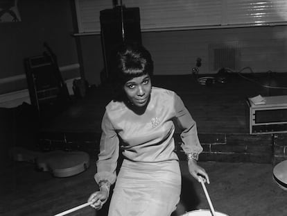 Constance Mulondo, chica de portada de ‘Drum’,  toca la batería con el grupo The Millionaires, en la Universidad de Londres, 1967.