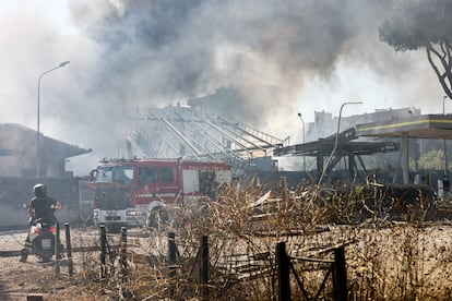 Vehículos de emergencias trabajan tras la explosión en Roma, este viernes.