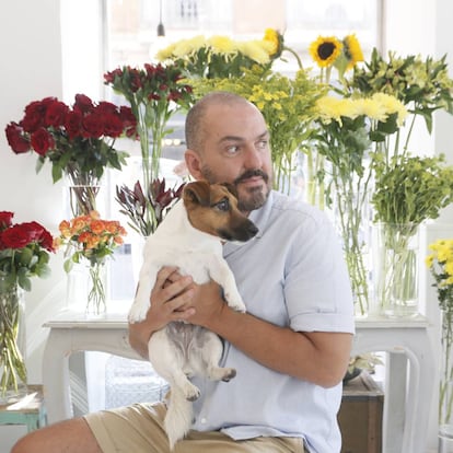 El diseñador de moda Duyos posando en la floristería "Margarita se llama mi amor".