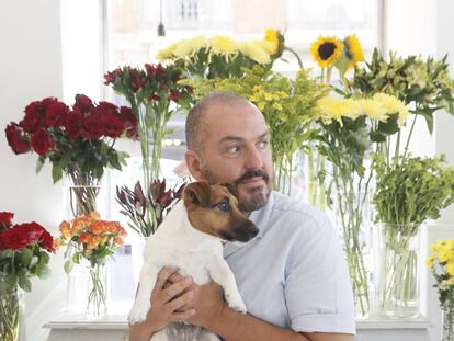 El diseñador de moda Duyos posando en la floristería "Margarita se llama mi amor".