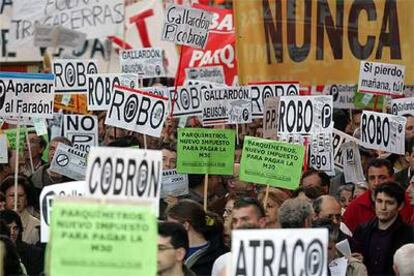 Vecinos de barrios periféricos de Madrid protestan contra la ampliación de los parquímetros.