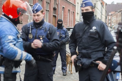 El rastre d'aquest gihadista de 26 anys torna a aparèixer. I aquesta vegada ve acompanyat d'una operació policial molt prop de l'habitatge de la seva família. En la imatge, les forces de seguretat especials de Bèlgica.