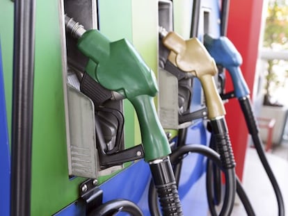 Surtidor de gasolina en el que es posible elegir diferentes tipos de combustibles.