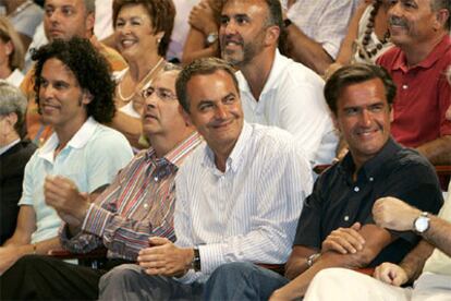 José Luis Rodríeguez Zapatero, antes de intervenir en el mitin del PSOE otganizado en el Auditorio Alfredo Kraus de Las Palmas.