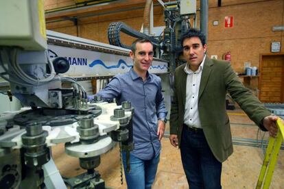 A la izquierda, Unai Gorroño, de la empresa Egoin, junto a Oskar Azkarate.