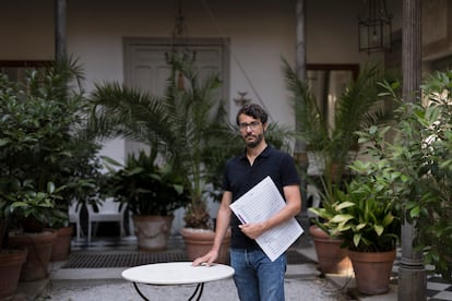 Fernando Velázquez, con una partitura. 