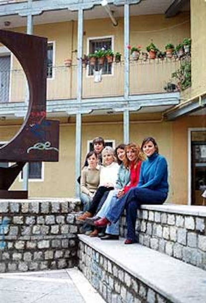 Alumnas, en la corrala donde reciben los cursos.