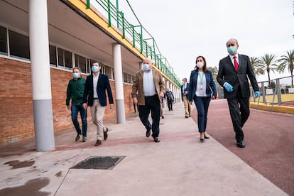 El consejero de Salud y Familias, Jesús Aguirre, durante la visita del presidente de la Junta, Juan Manuel Moreno, al hospital instalado en la ciudad deportiva de Carranque de Málaga.